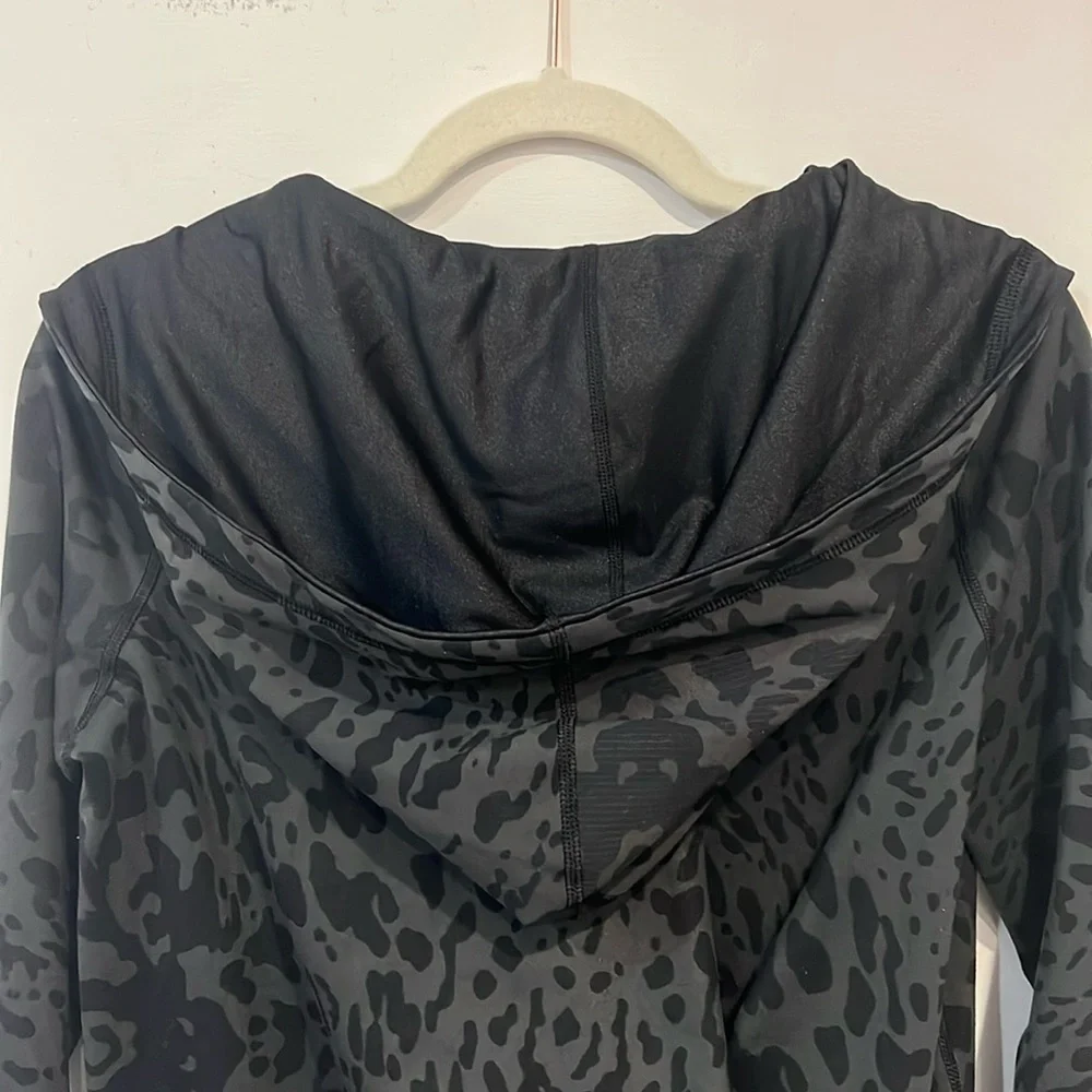 Lululemon Grey Black Namaskar Leopard Animal Swirl zip up scuba hoodie size 4 - Picture 13 of 16